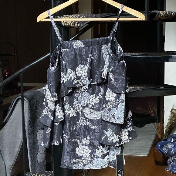 BCX Black and White Floral Top with a cool Goldish sheen - Picture 11 of 12